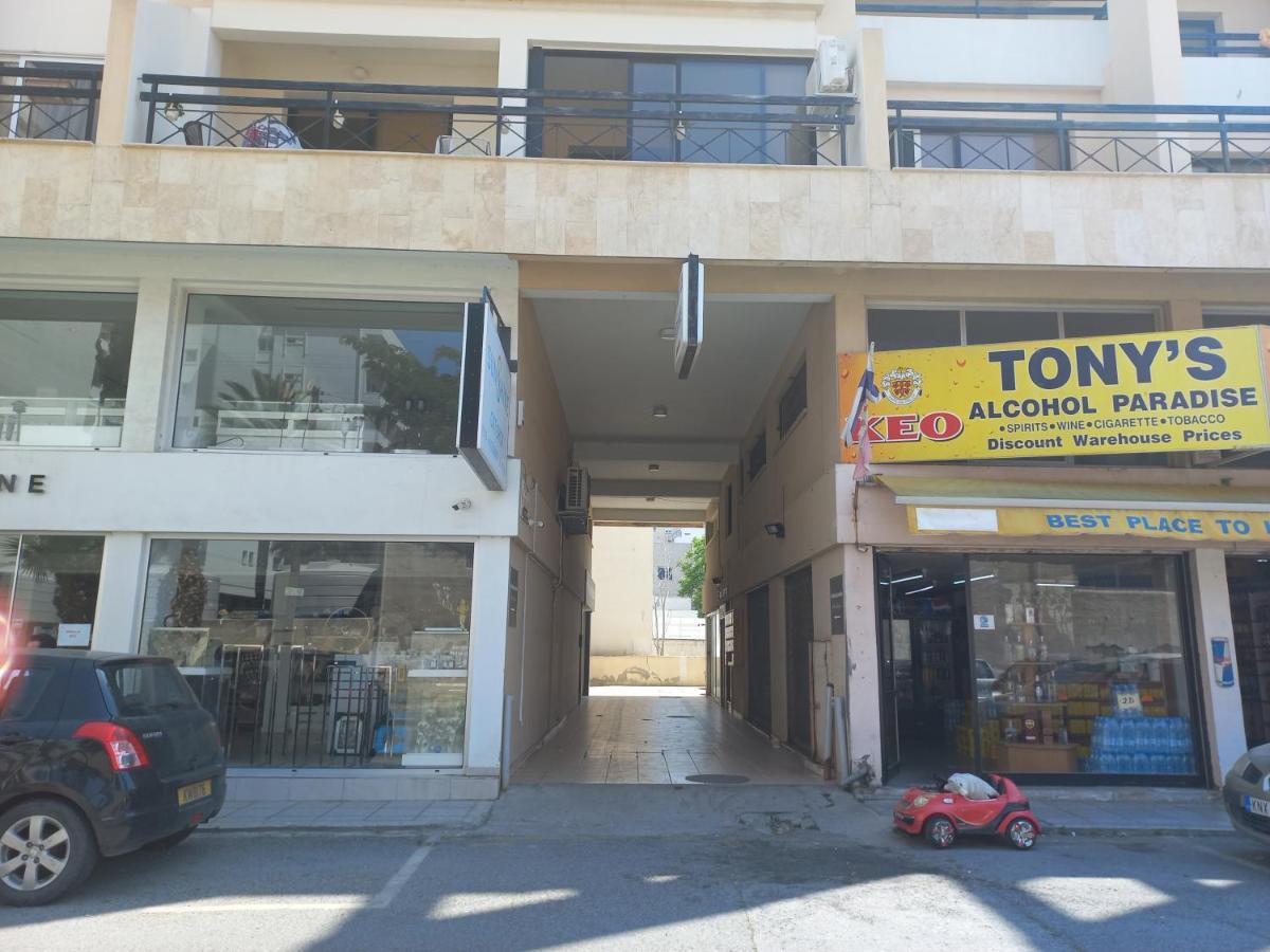 Sabine - Finikoudes 102 Apartment Larnaca Exterior photo