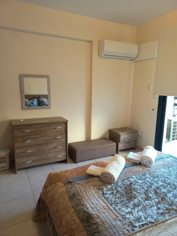 Sabine - Finikoudes 102 Apartment Larnaca Exterior photo